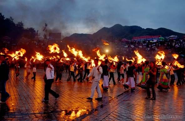 イ族松明祭り イ族松明祭り