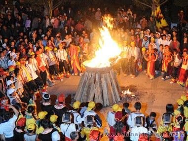 イ族松明祭り イ族松明祭り