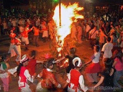 イ族松明祭り イ族松明祭り