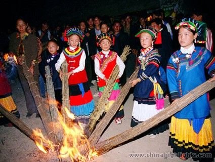 イ族松明祭り イ族松明祭り