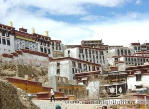 成都発　チベット人気３都市を巡る感動の旅（７泊８日）